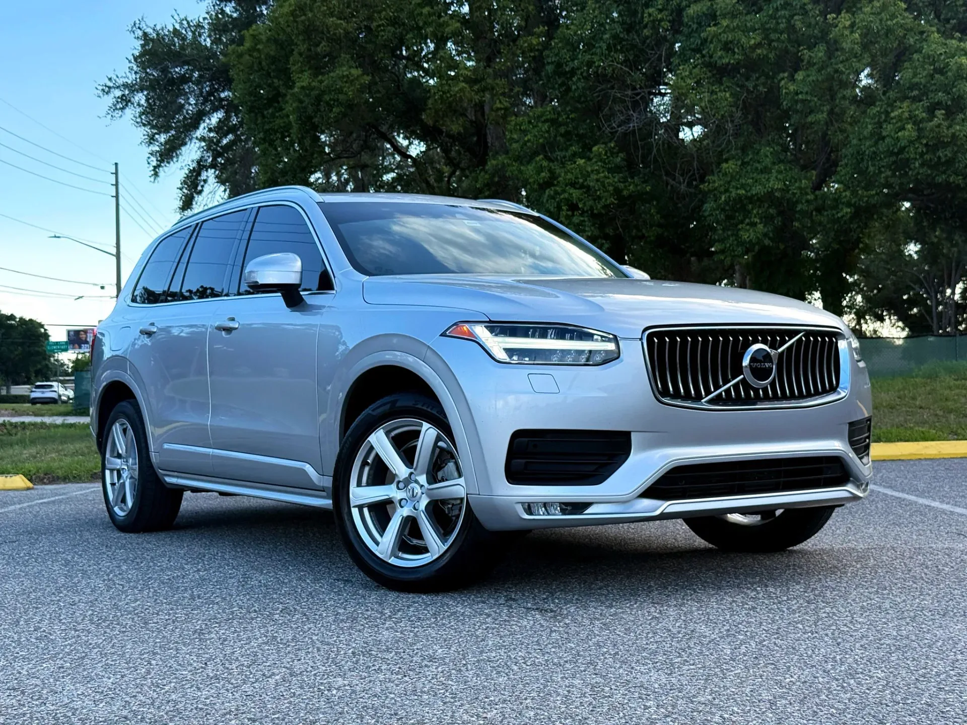 2021 Volvo XC90 Momentum photo 1