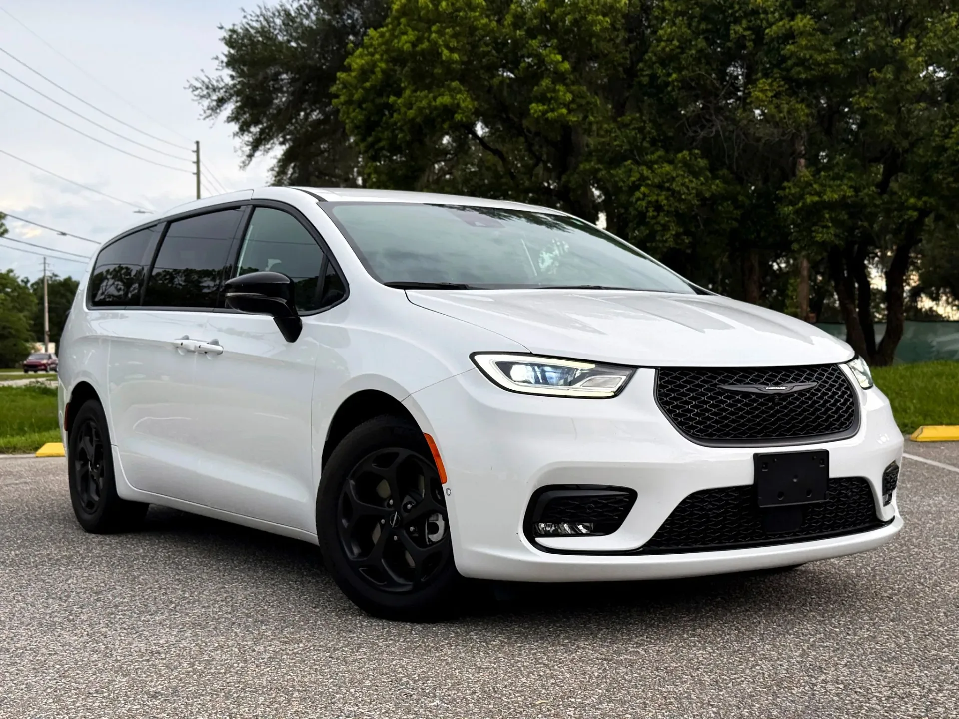 2024 Chrysler Pacifica PHEV Select photo 1