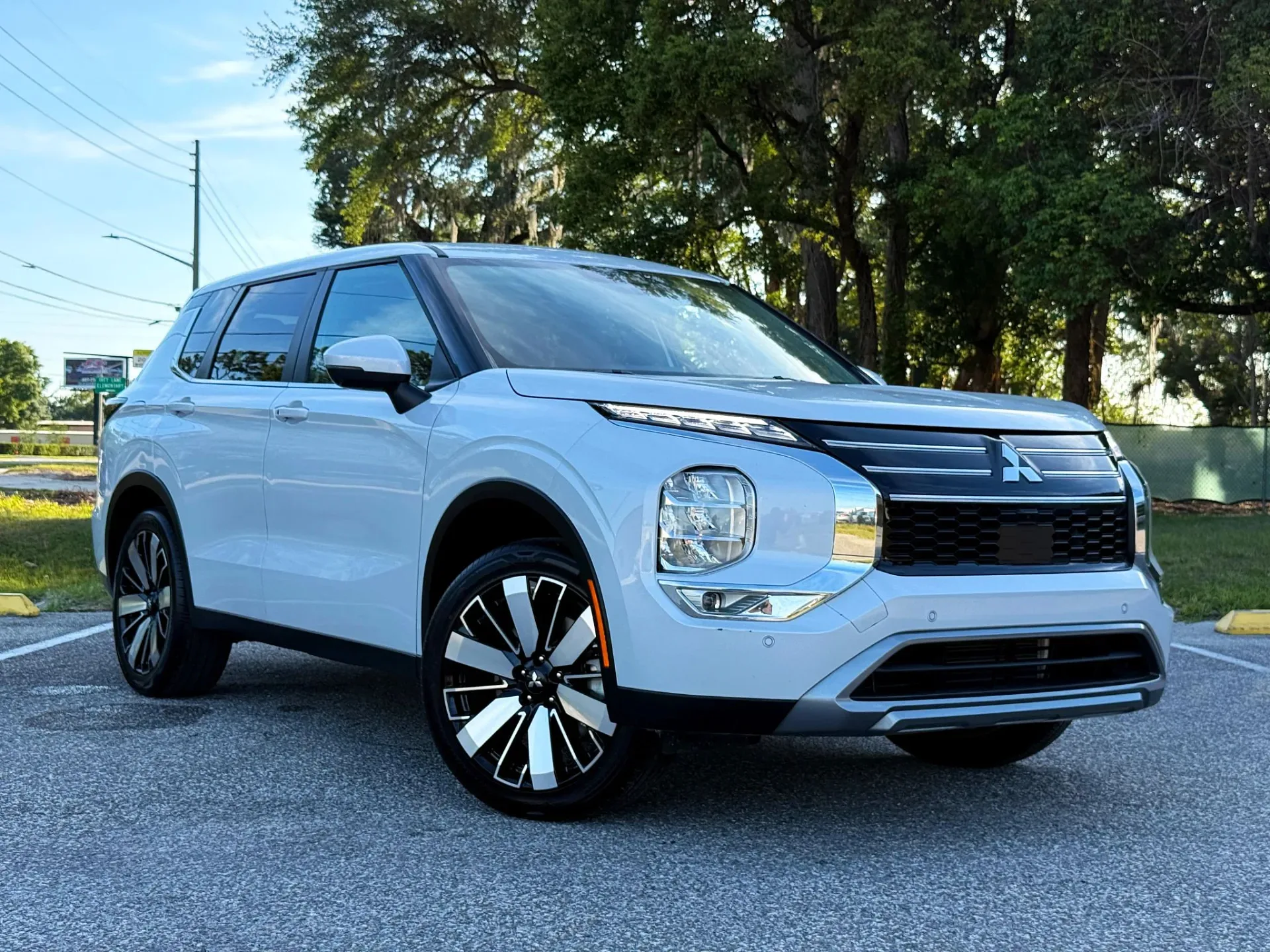 2025 Mitsubishi Outlander SE photo 1