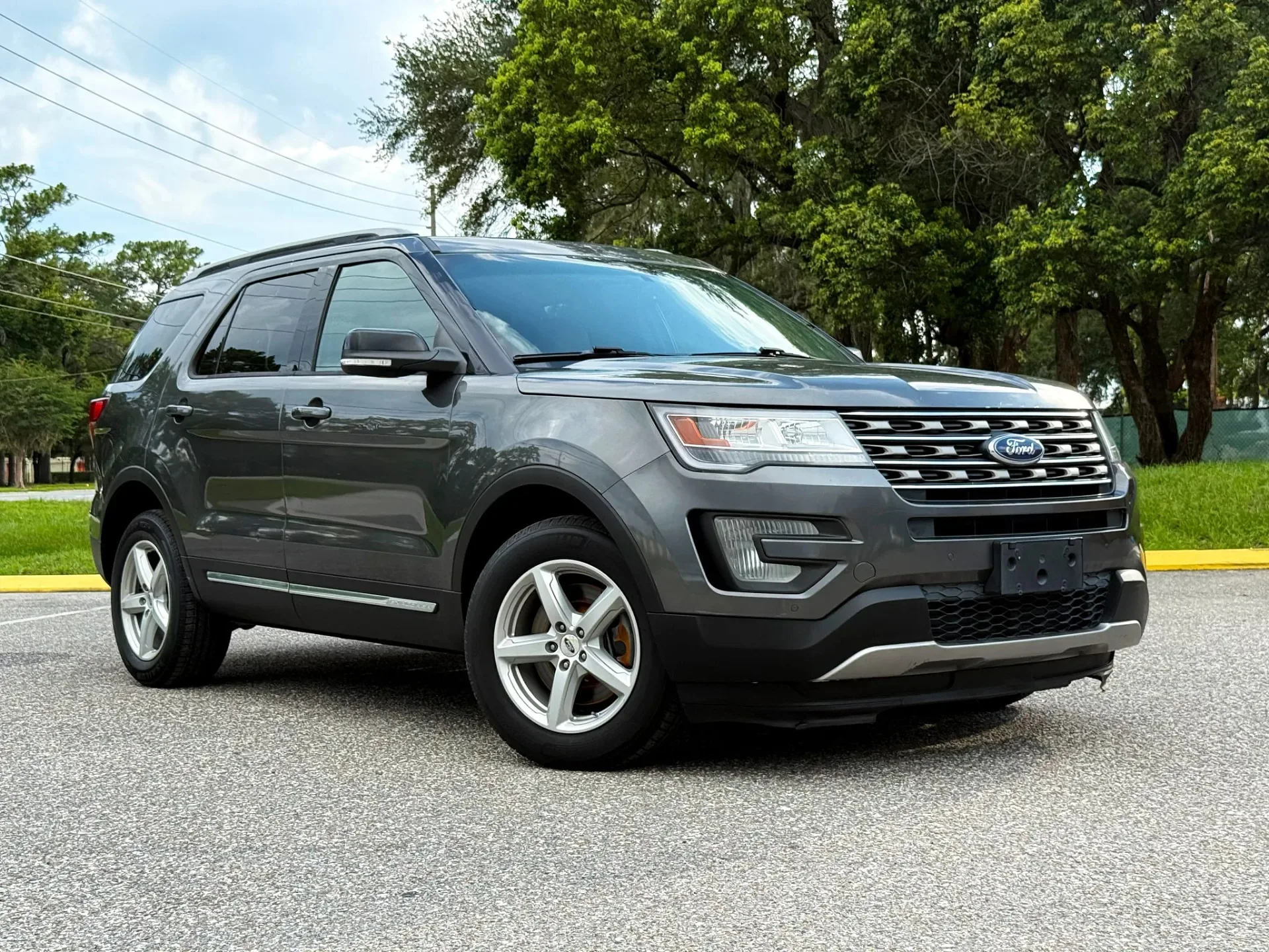 2016 Ford Explorer XLT photo 1