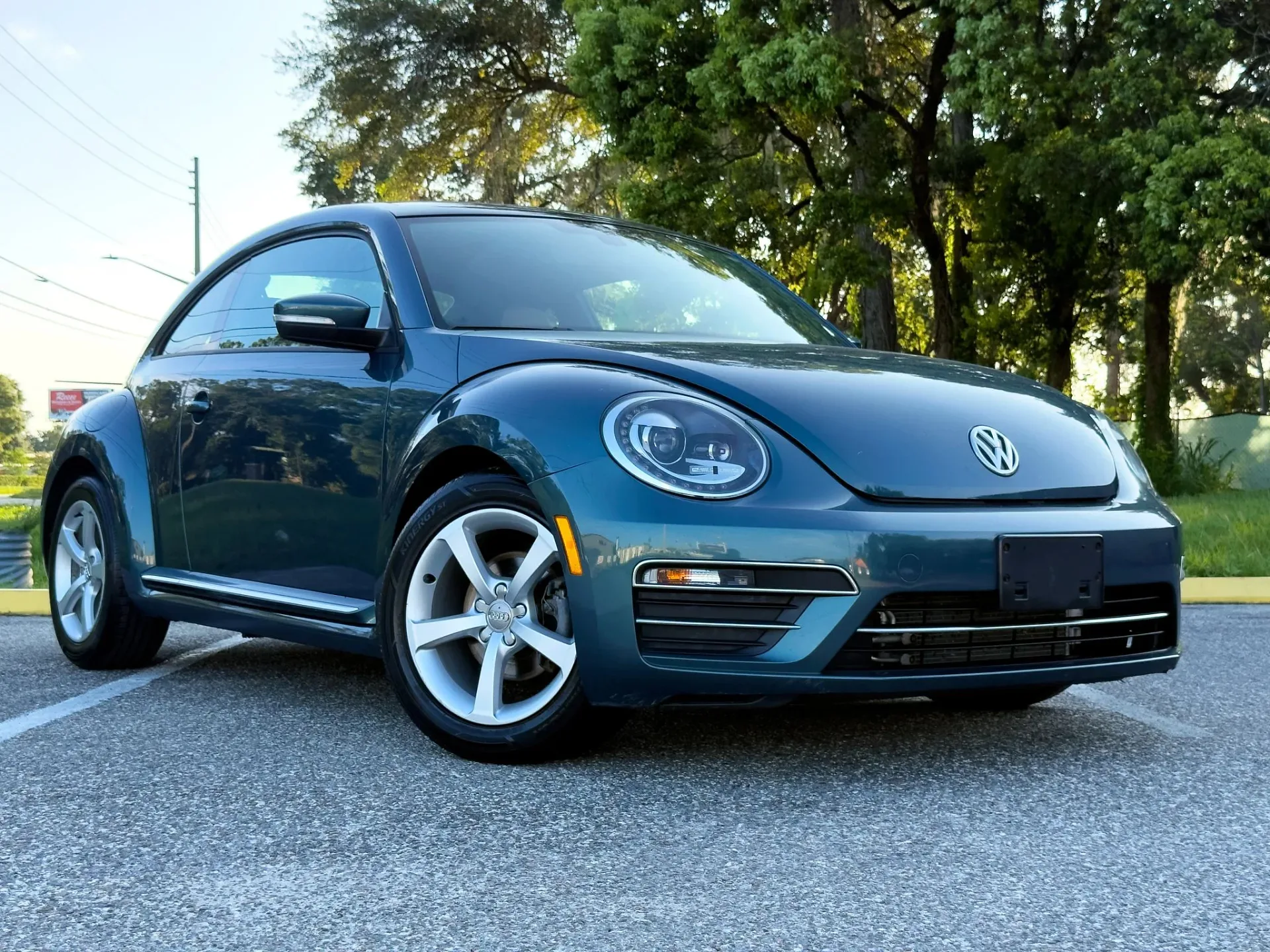 2018 Volkswagen Beetle S photo 1