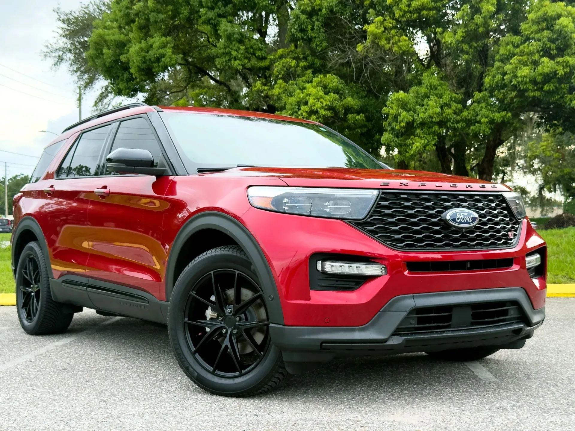 2021 Ford Explorer ST photo 1