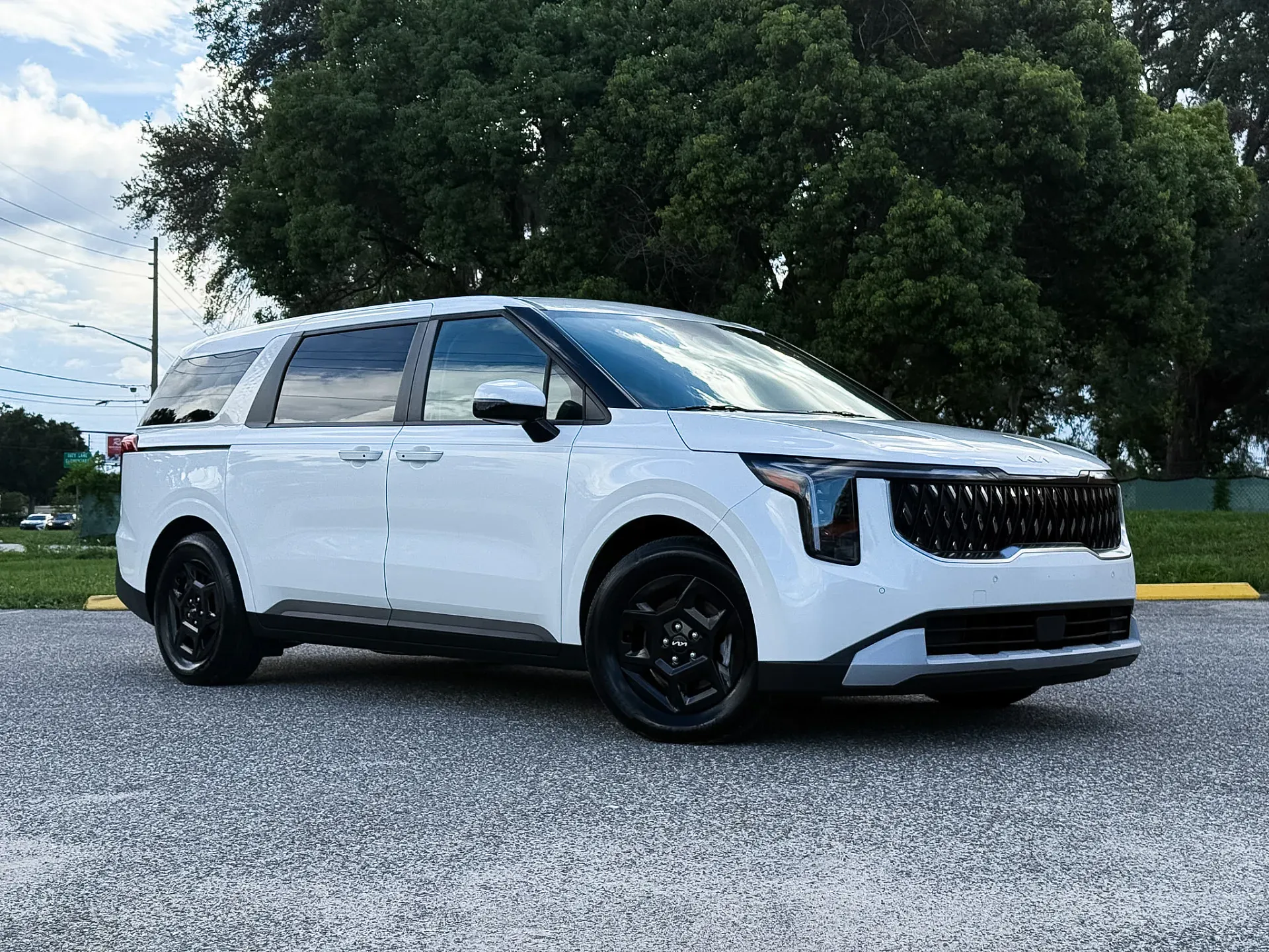2025 Kia Carnival LXS photo 1