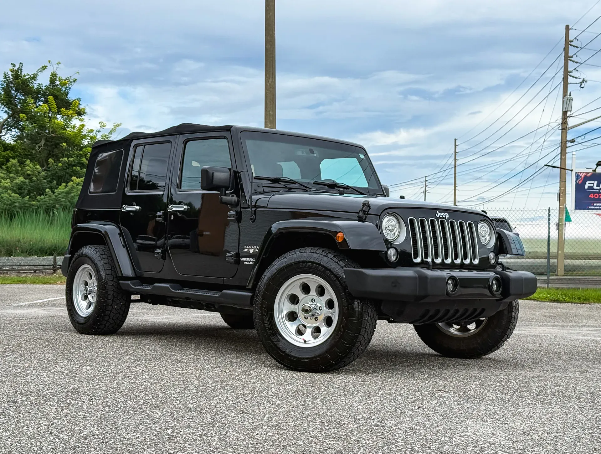 2017 Jeep Wrangler Unlimited Sahara photo 1