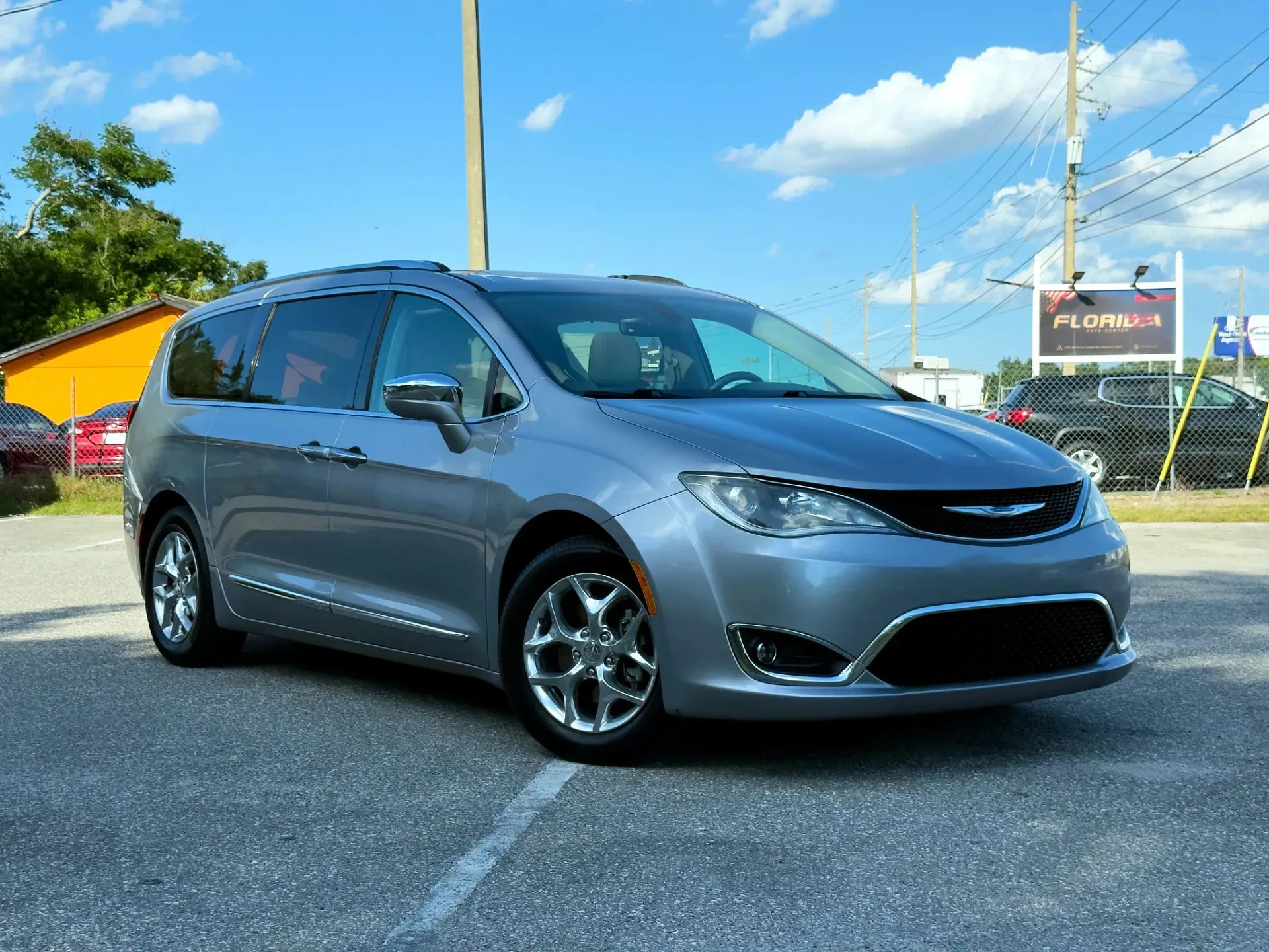 2019 Chrysler Pacifica Limited photo 1