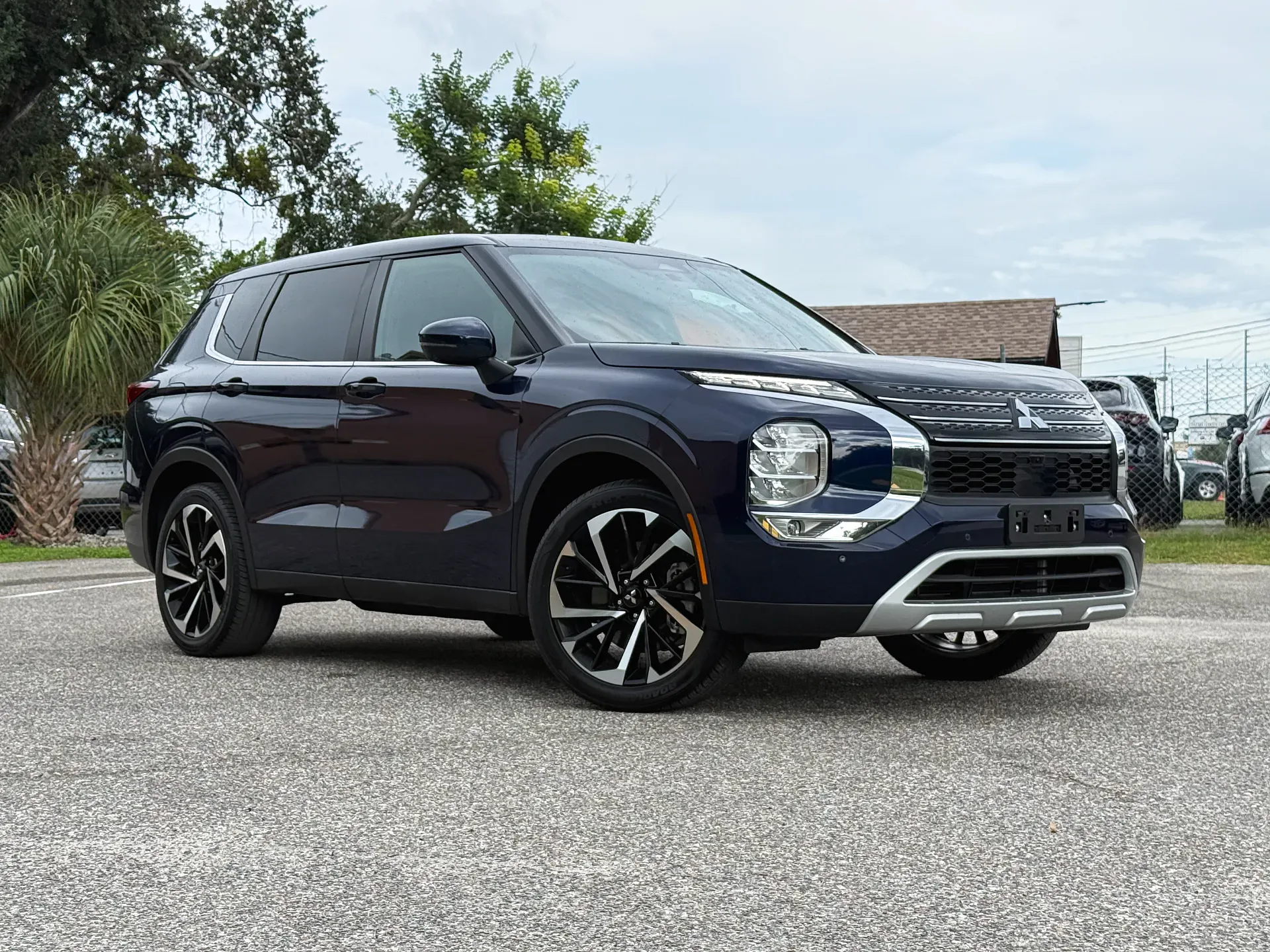 2024 Mitsubishi Outlander SE photo 1